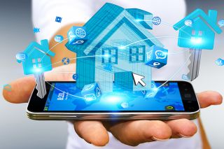 Foto: Smartphone mit Haus-Grafik darüber